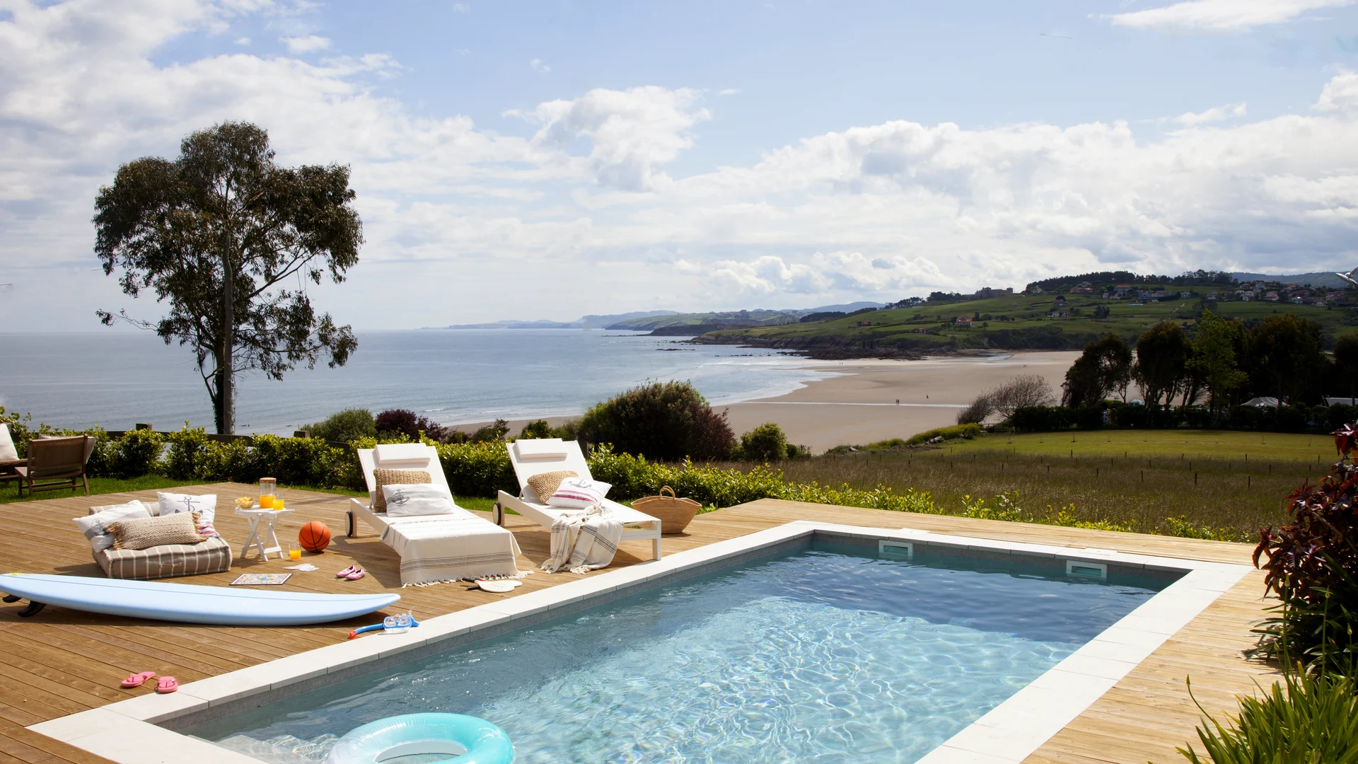 Alquiler de villas de lujo con piscina privada y vistas al mar en Cantabria