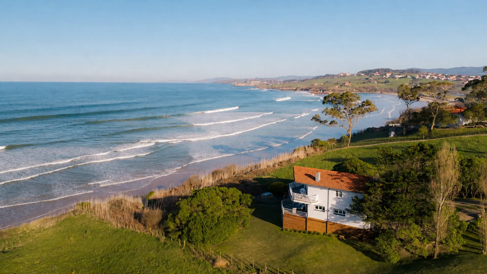 Alquiler de villa de lujo en primera línea de playa en Cantabria, acceso directo a la arena