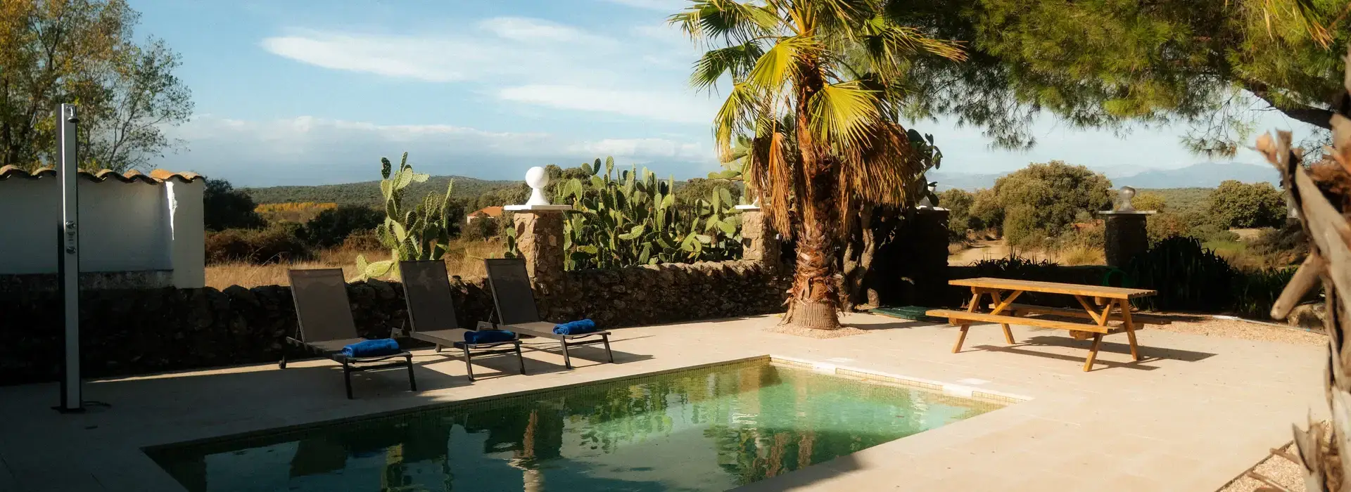 Casa con piscina privada en Toledo, terraza exterior con tumbonas y zona chill-out