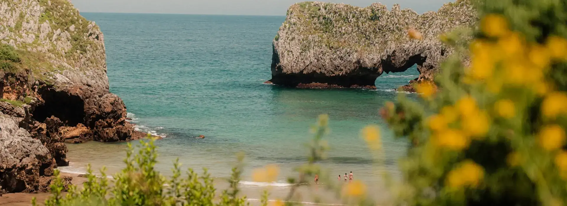 Casas con piscina privada en la costa cantábrica, entorno de playa en Cantabria