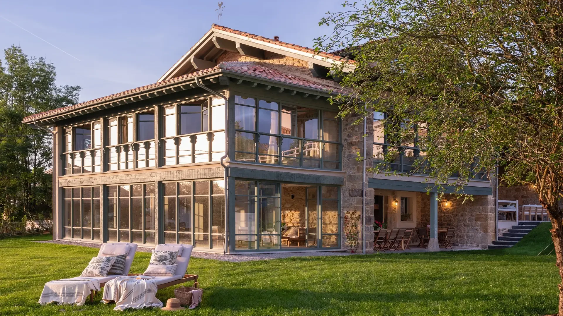 Alquilar villa de lujo con piscina privada y vistas al mar en España