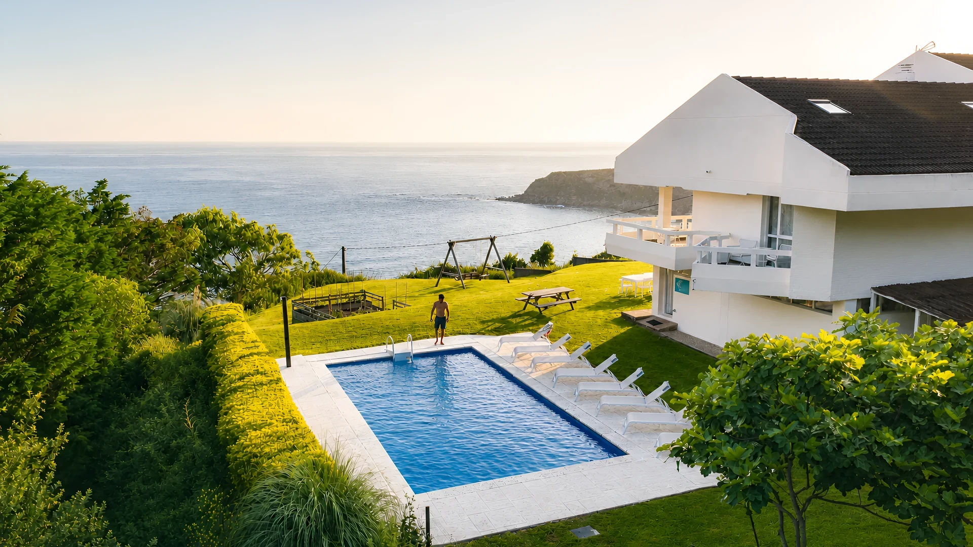 Alquilar villa de lujo con piscina privada y vistas al mar en España